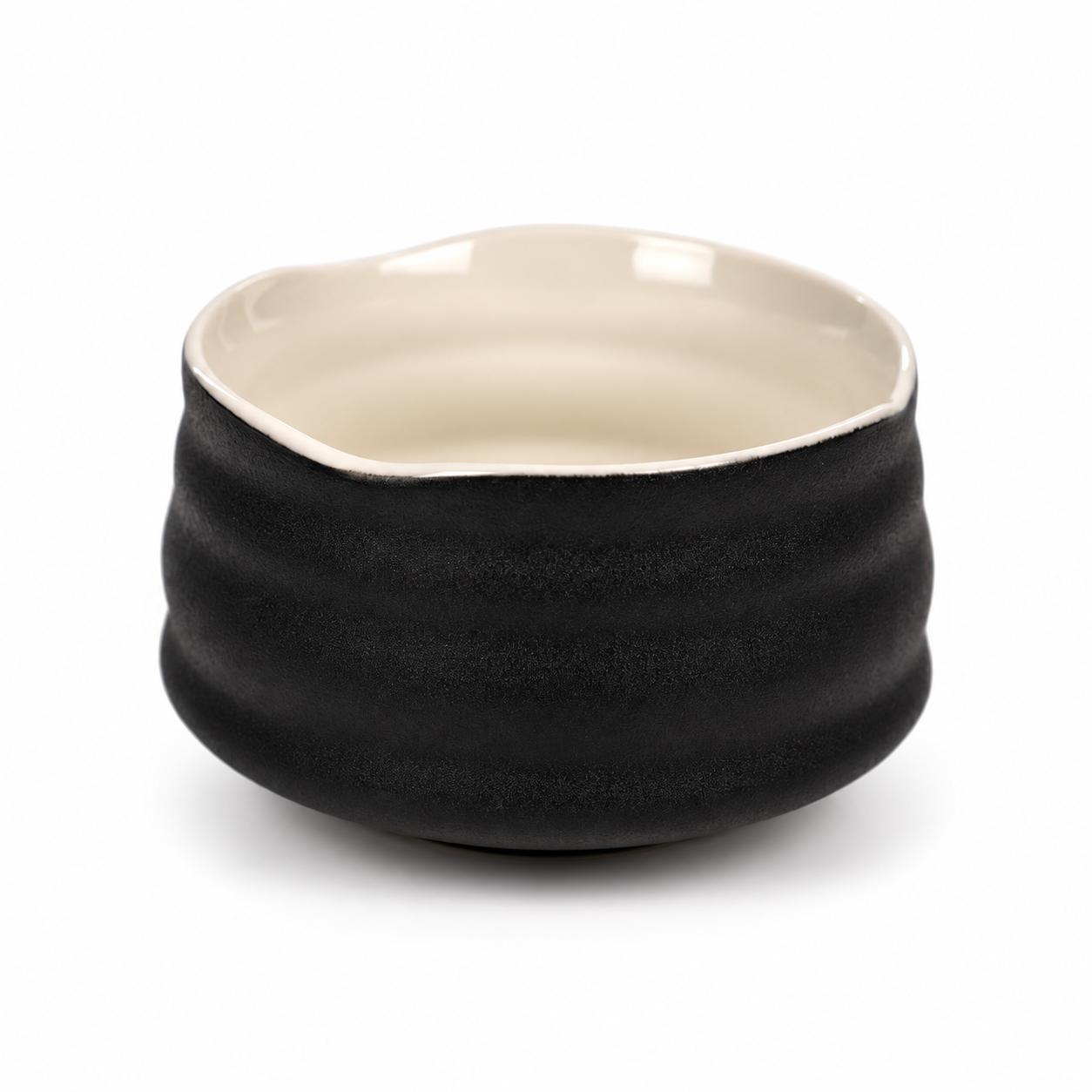 Chawan Enso — czarna ceramiczna czarka do matchy z jasnym wnętrzem